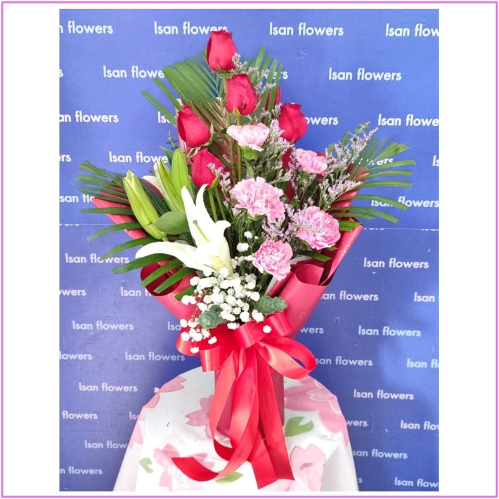 5 big red roses with lilies and carnations in red va quet pre