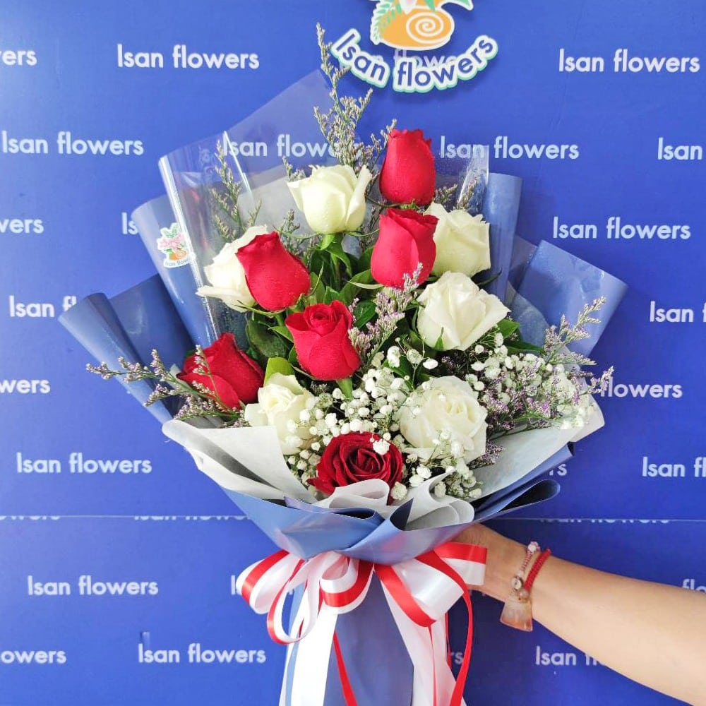 6 red and 6 white big roses in dark blue slope bouquet b