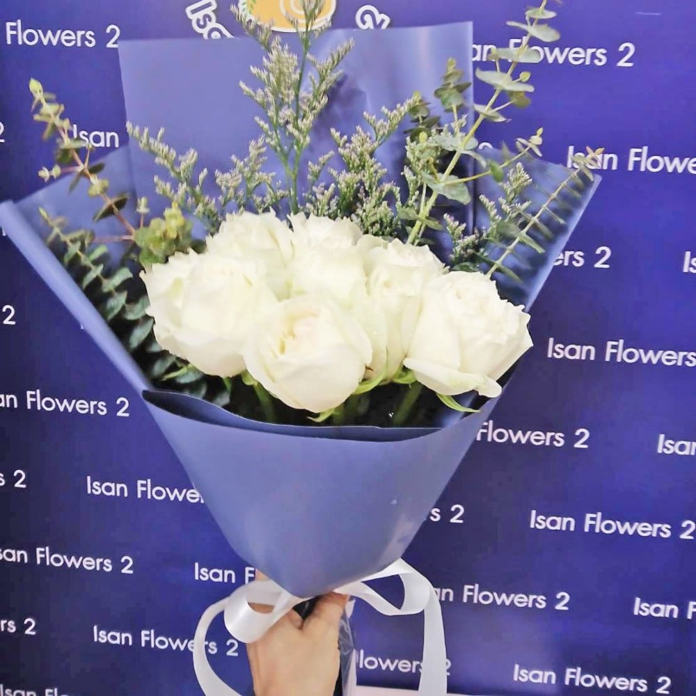 9 big white roses in dark blue round bouquet a pre