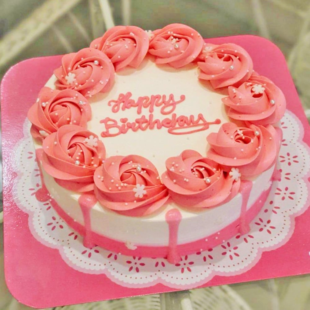 circle of roses vanilla cake