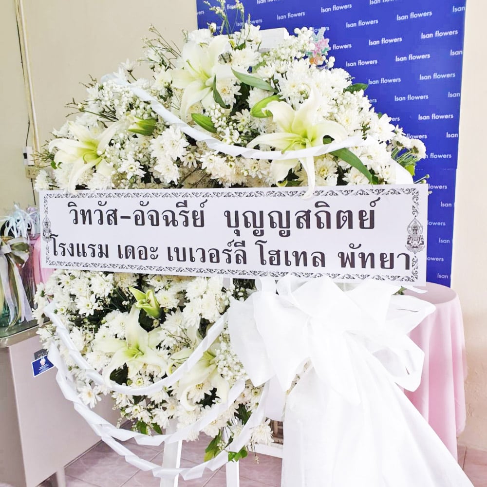 fresh white round wreath b
